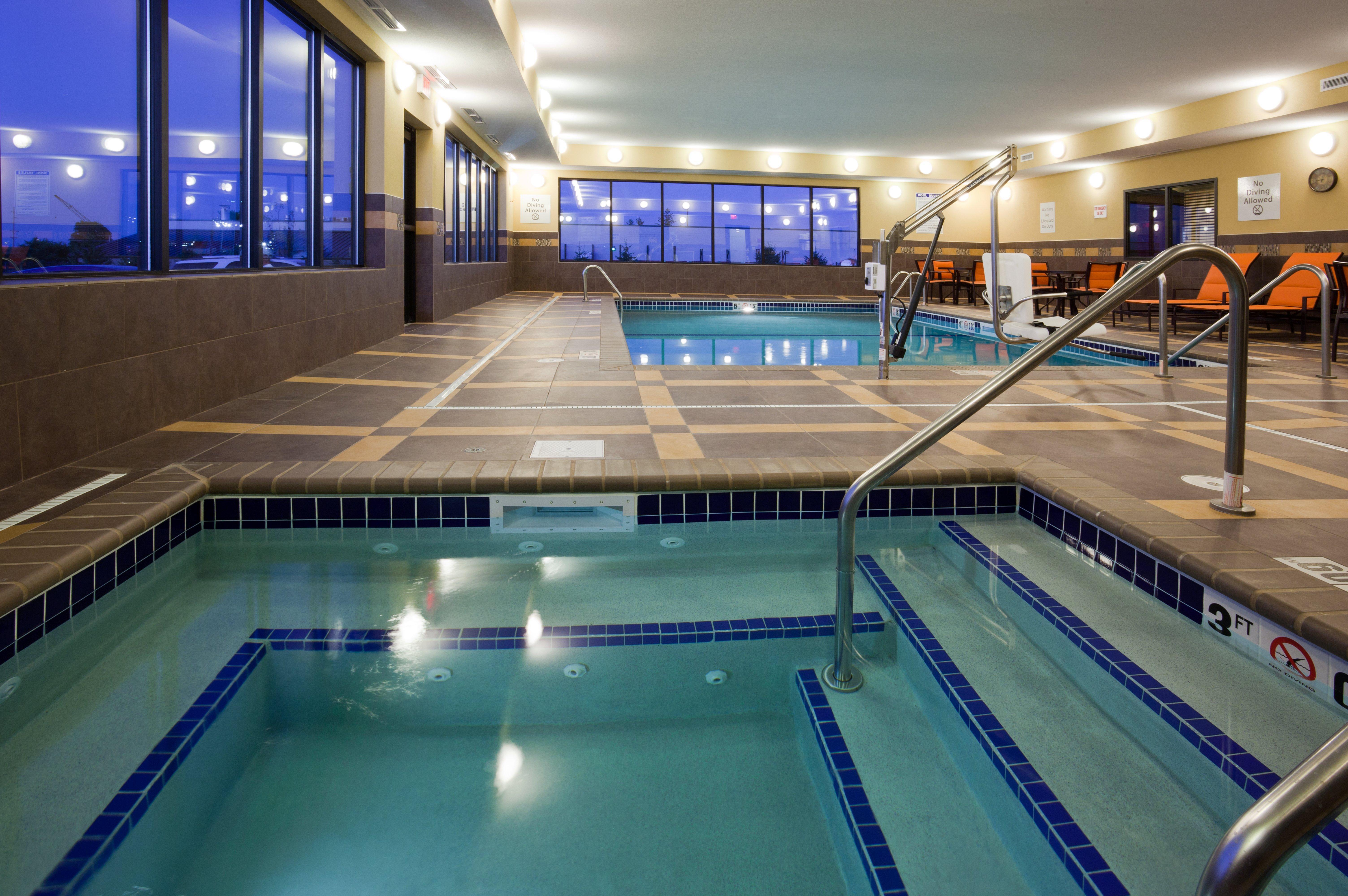 Holiday Inn Express & Suites Fort Dodge By Ihg Exterior photo