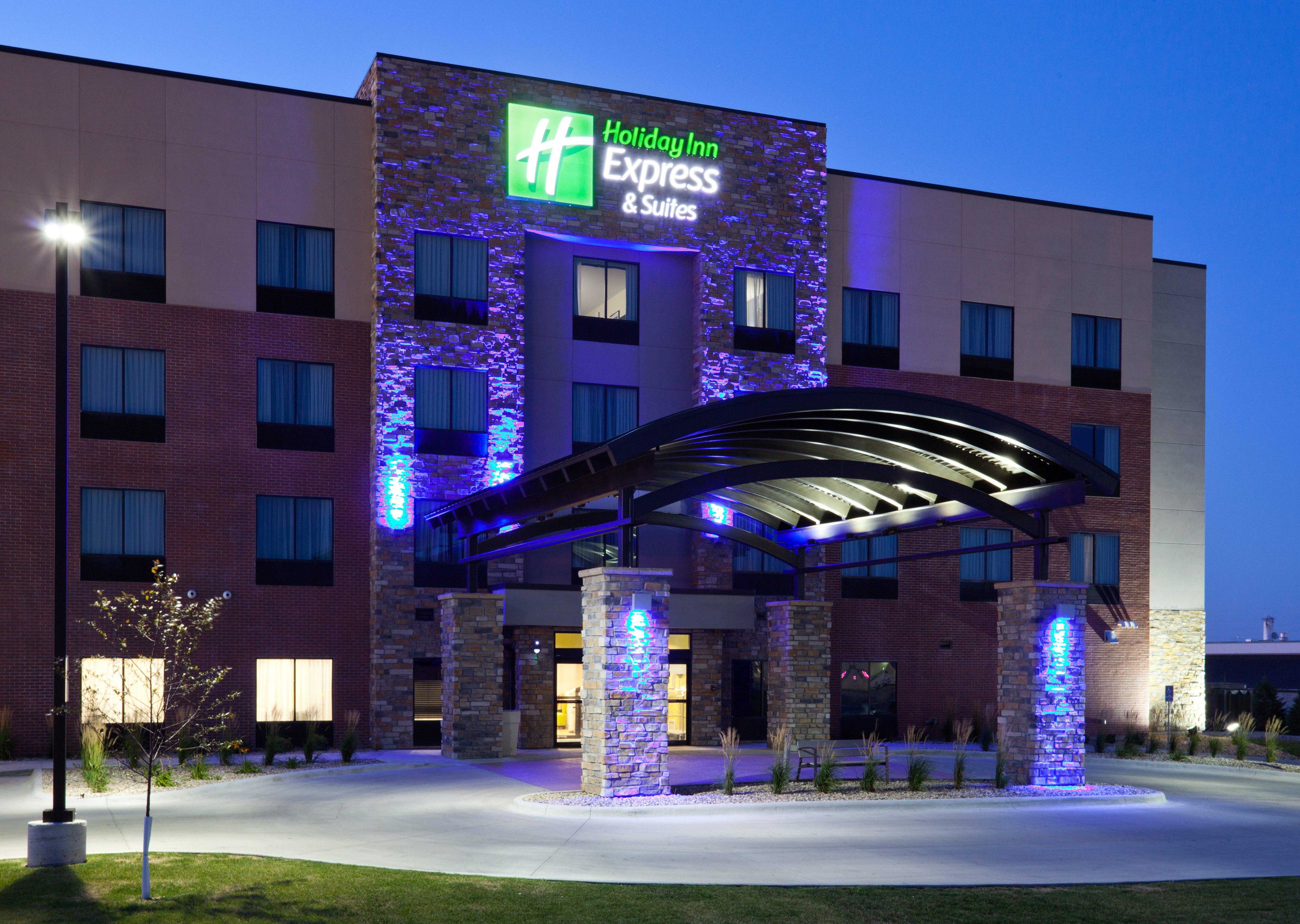 Holiday Inn Express & Suites Fort Dodge By Ihg Exterior photo