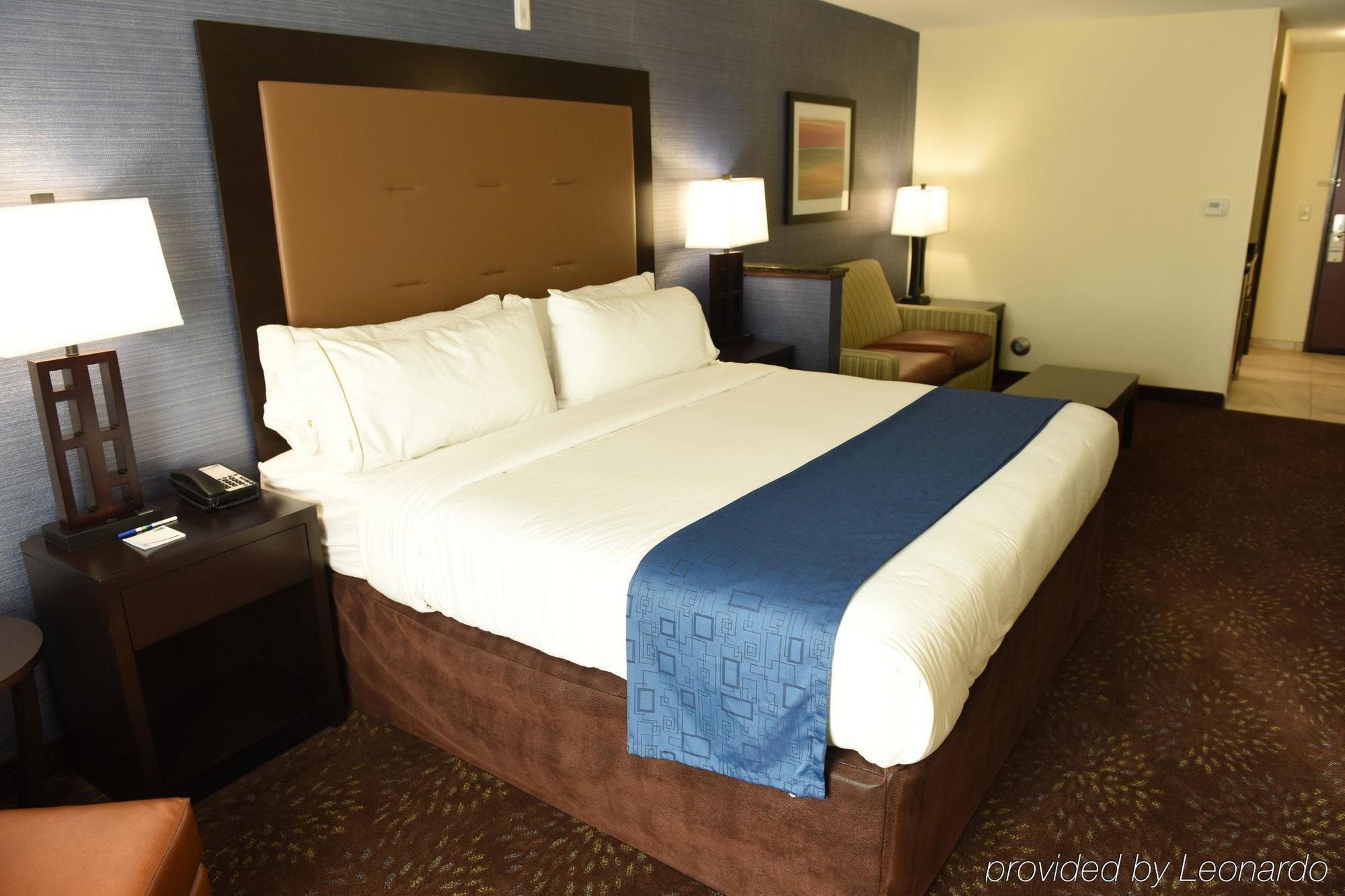 Holiday Inn Express & Suites Fort Dodge By Ihg Exterior photo